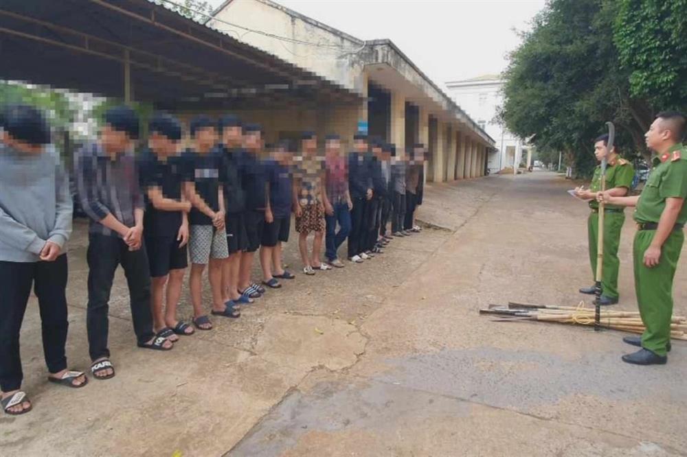 Hai nhóm thanh thiếu niên cầm hàng chục cây rựa rượt nhau trên phố-1