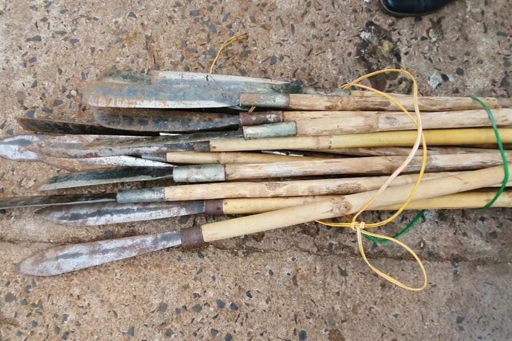 Hai nhóm thanh thiếu niên cầm hàng chục cây rựa rượt nhau trên phố-2