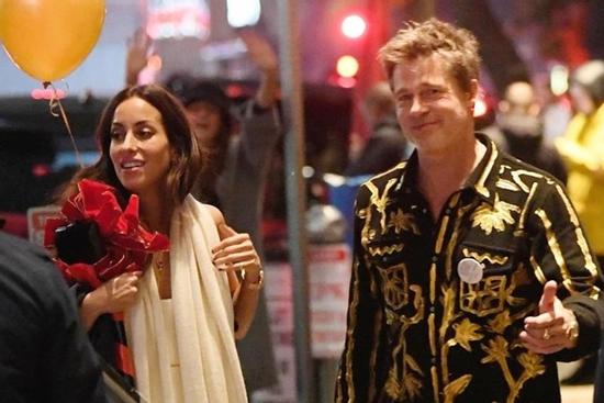 Brad Pitt sau khi bị các con ruồng bỏ