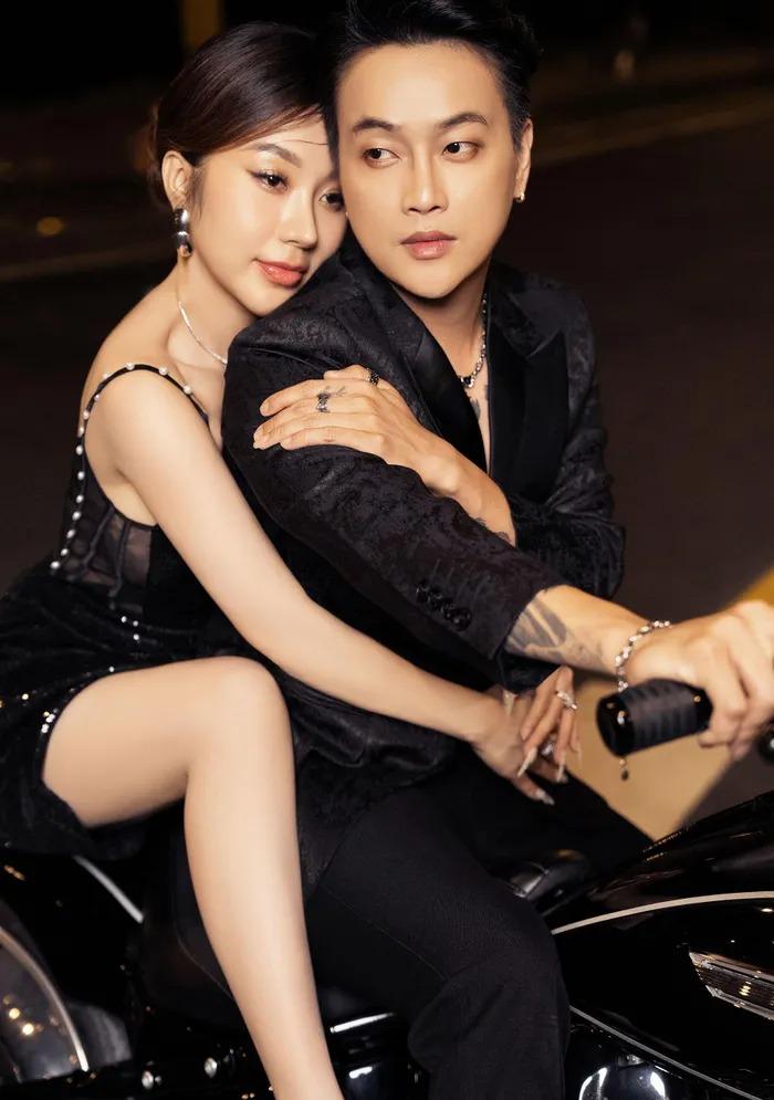 Ca sĩ TiTi khoe ảnh cưới nóng bỏng bên vợ là DJ-5