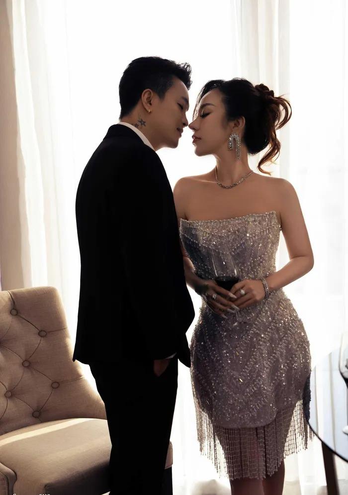 Ca sĩ TiTi khoe ảnh cưới nóng bỏng bên vợ là DJ-7