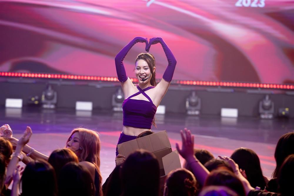 Được fan chơi lớn tặng một mảnh đất ở Scotland, Ninh Dương Lan Ngọc nói gì?-5