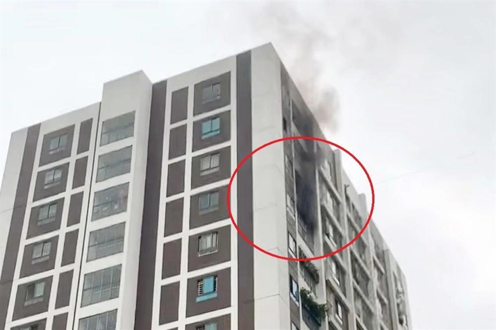 Khói đen khét lẹt ở căn hộ tầng 12, dân chung cư nháo nhào chạy xuống đường-1