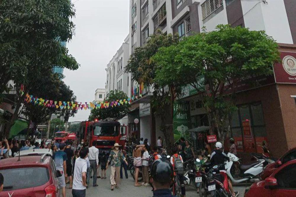 Khói đen khét lẹt ở căn hộ tầng 12, dân chung cư nháo nhào chạy xuống đường-2