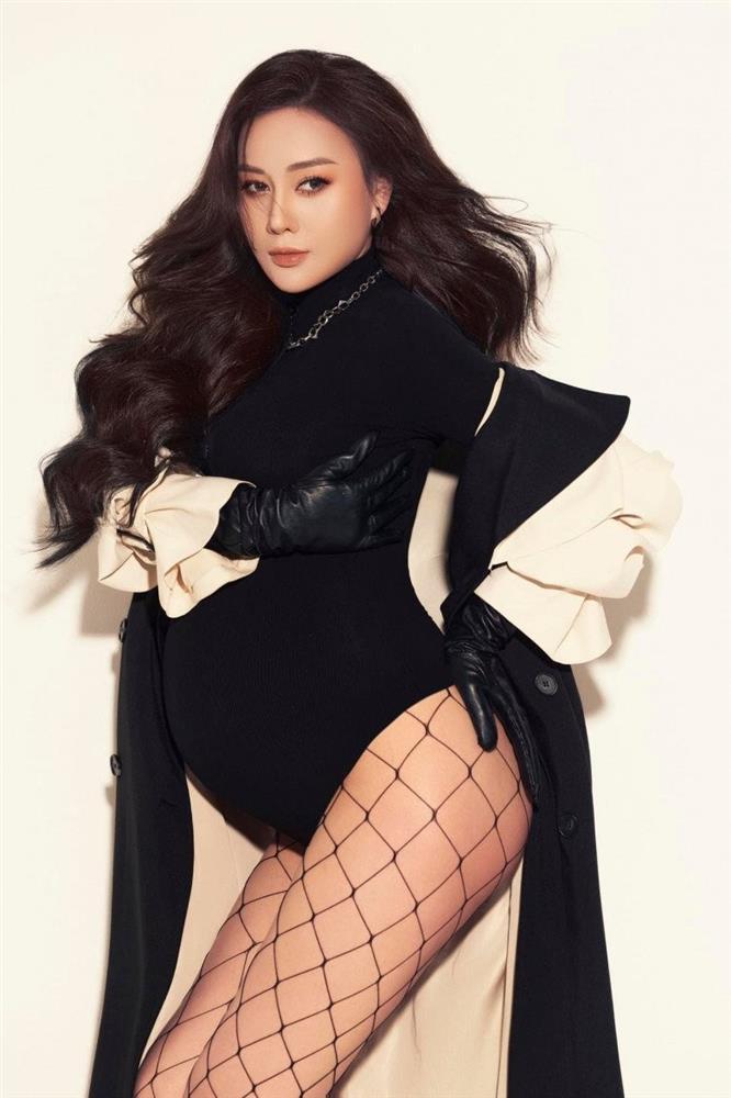 Phương Oanh dát đồ hiệu, ngồi siêu xe tiền tỷ đi khám thai ở những tháng cuối-14