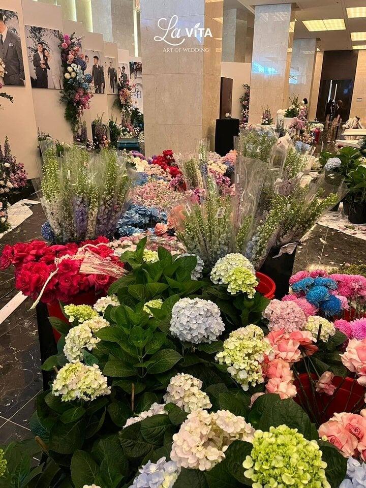 Đám cưới của Quang Hải dùng 10.000 bông hoa tươi đắt tiền-1