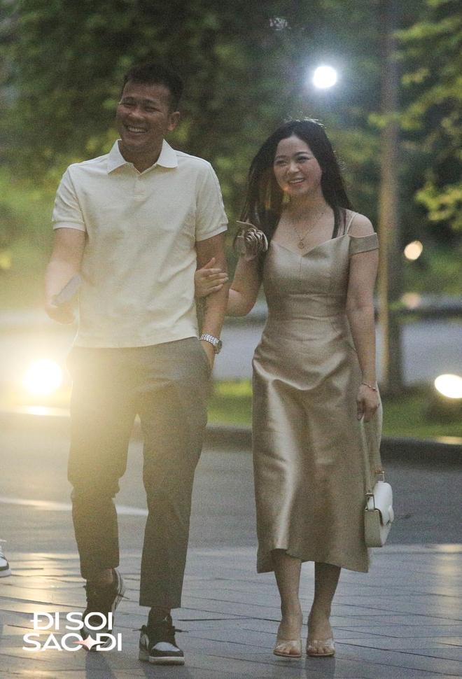 Anh em Bùi Tiến Dũng xuất hiện kèm sấp tiền mừng gây chú ý ở đám cưới Quang Hải-8