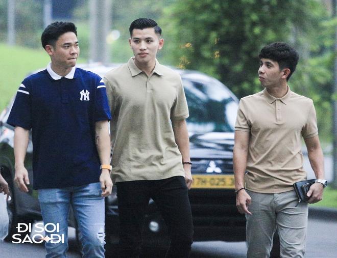 Anh em Bùi Tiến Dũng xuất hiện kèm sấp tiền mừng gây chú ý ở đám cưới Quang Hải-7