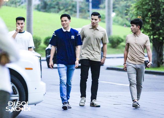 Anh em Bùi Tiến Dũng xuất hiện kèm sấp tiền mừng gây chú ý ở đám cưới Quang Hải-6