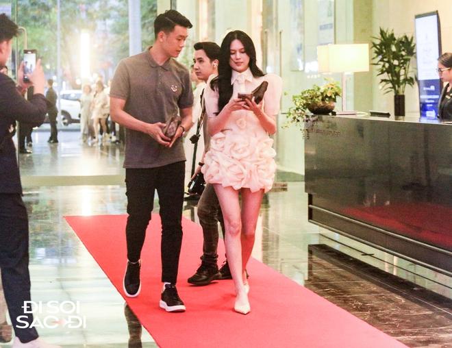 Anh em Bùi Tiến Dũng xuất hiện kèm sấp tiền mừng gây chú ý ở đám cưới Quang Hải-4