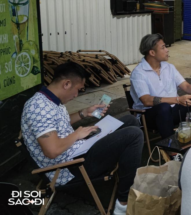 Anh em Bùi Tiến Dũng xuất hiện kèm sấp tiền mừng gây chú ý ở đám cưới Quang Hải-3