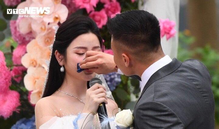 Quang Hải lau nước mắt, Chu Thanh Huyền kể về thử thách khi chồng xuất ngoại-1