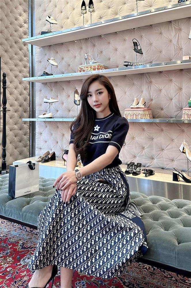 Vợ sắp cưới của TiTi (HKT) xinh đẹp, có gu thời trang táo bạo hút mắt-4