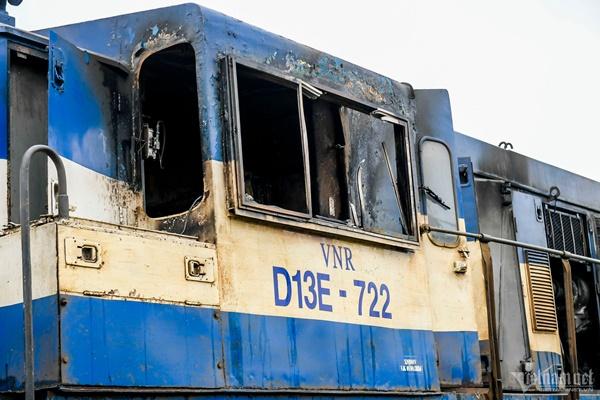 Xe giường nằm cháy trơ khung, 24 hành khách thoát nạn-2