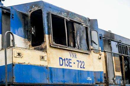 Tàu hàng bốc cháy dữ dội trên đường ray ở Nam Định