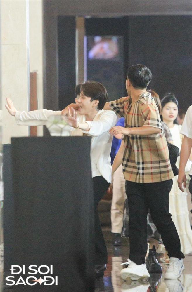 Jack bất ngờ xuất hiện ở đám cưới Quang Hải, tay trong tay cùng một cầu thủ nổi tiếng-1