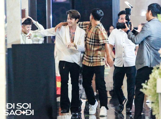 Jack bất ngờ xuất hiện ở đám cưới Quang Hải, tay trong tay cùng một cầu thủ nổi tiếng-2