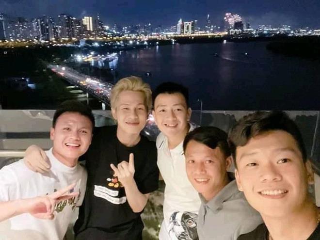 Jack bất ngờ xuất hiện ở đám cưới Quang Hải, tay trong tay cùng một cầu thủ nổi tiếng-7