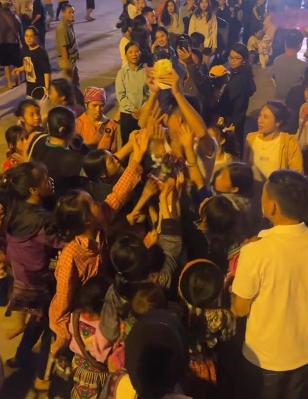 Khách Tây ám ảnh vì bị đoàn quân trẻ em ở Sa Pa đeo bám để bán hàng-2