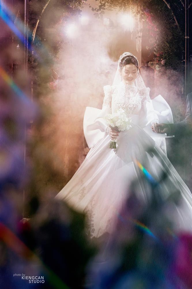 Váy cưới 400 triệu đồng của bà xã Quang Hải có gì đặc biệt?-3