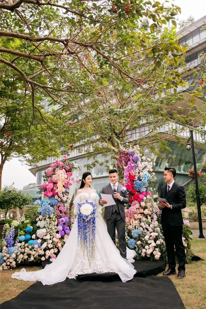 Váy cưới 400 triệu đồng của bà xã Quang Hải có gì đặc biệt?-9
