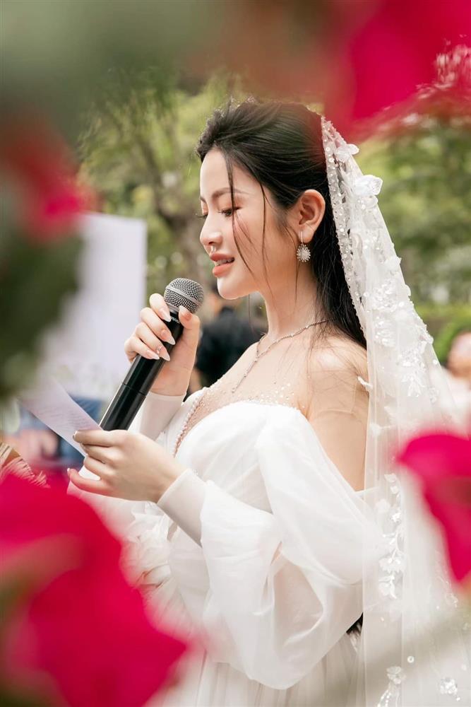 Váy cưới 400 triệu đồng của bà xã Quang Hải có gì đặc biệt?-7