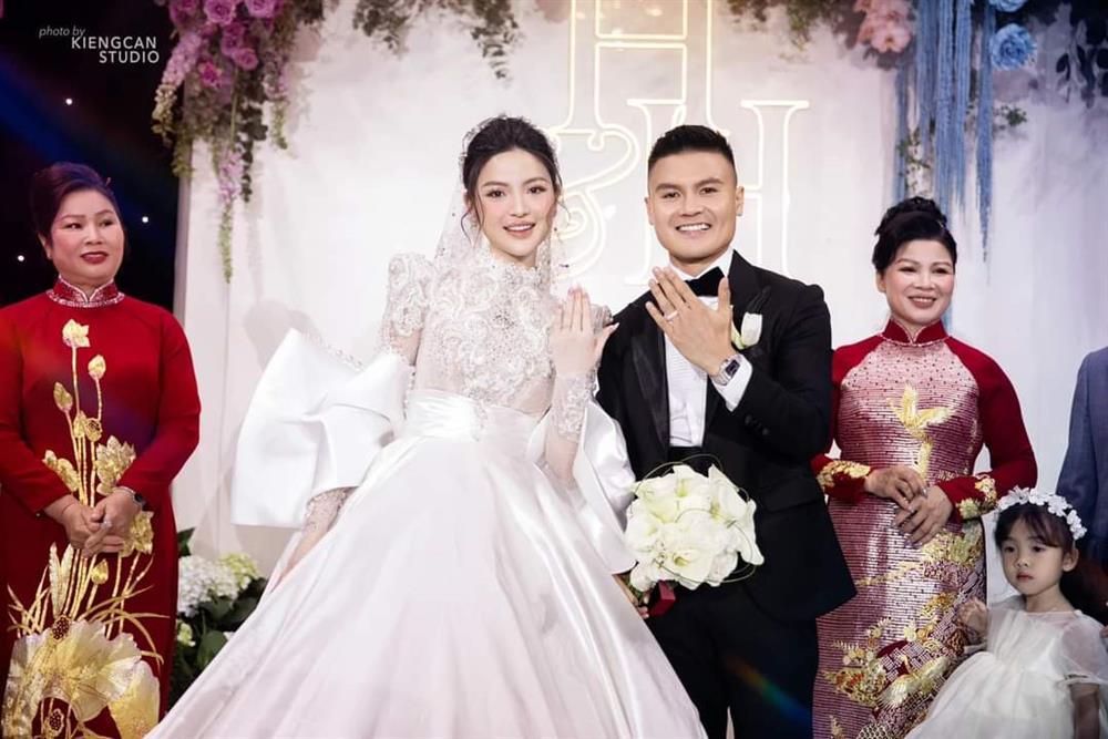 Váy cưới 400 triệu đồng của bà xã Quang Hải có gì đặc biệt?-4