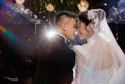 Váy cưới 400 triệu đồng của bà xã Quang Hải có gì đặc biệt?