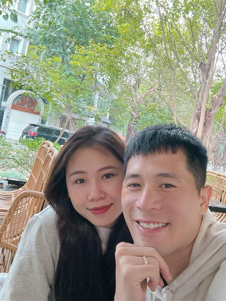 Bà xã hơn tuổi của Trung vệ Đình Trọng: Sắc vóc gái một con, gu thời trang gây bất ngờ-2