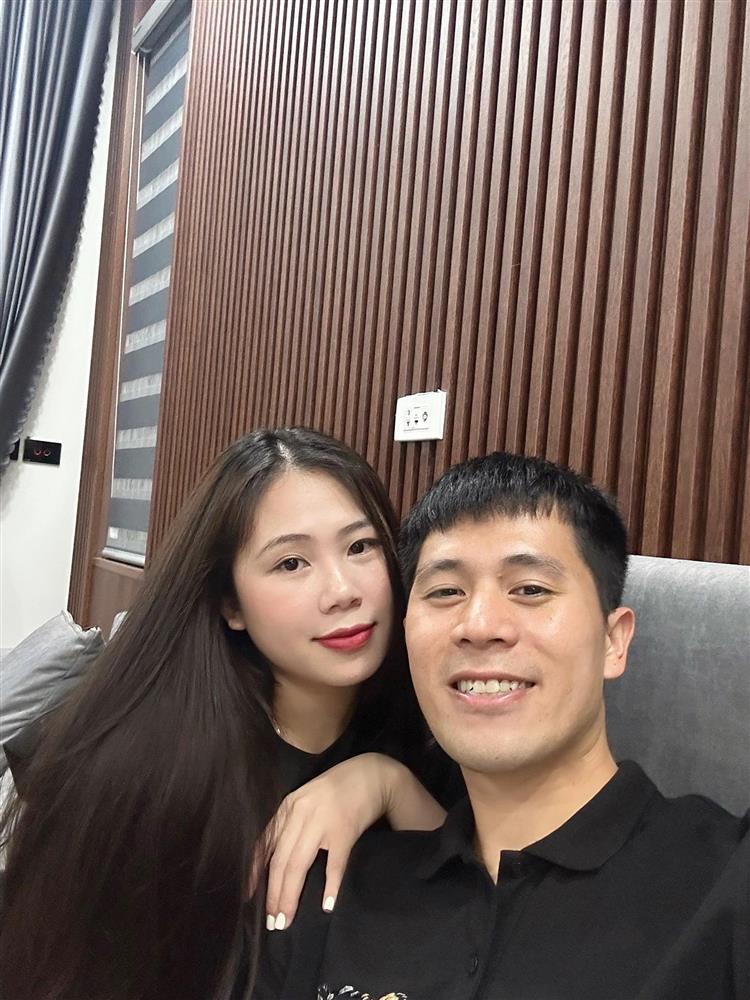 Bà xã hơn tuổi của Trung vệ Đình Trọng: Sắc vóc gái một con, gu thời trang gây bất ngờ-3