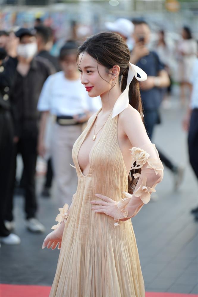 Váy áo xẻ sâu của Jun Vũ và dàn hoa hậu tại Liên hoan phim Quốc tế TPHCM-1