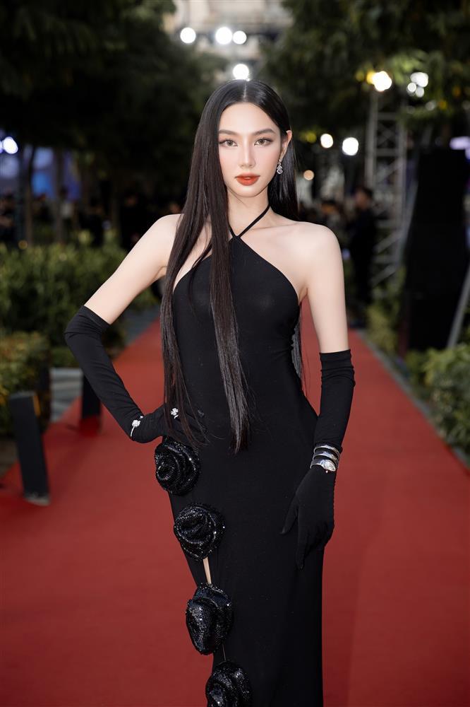 Váy áo xẻ sâu của Jun Vũ và dàn hoa hậu tại Liên hoan phim Quốc tế TPHCM-5