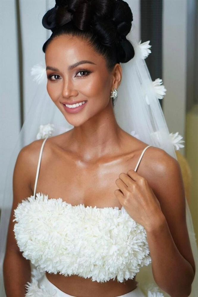 2 năm sau khi bị người yêu chia tay, HHen Niê bí mật cưới ở quê?-1