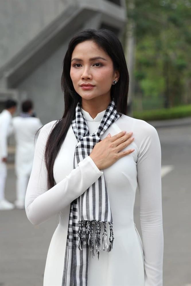 2 năm sau khi bị người yêu chia tay, HHen Niê bí mật cưới ở quê?-4