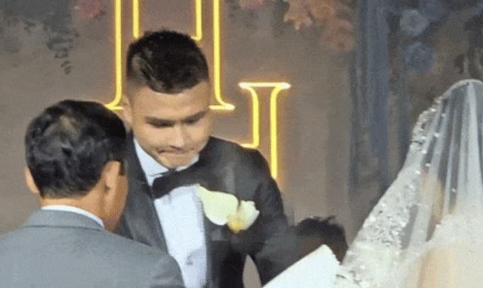 Trọn vẹn khoảnh khắc bố Chu Thanh Huyền trao con gái cho Quang Hải, chú rể cúi đầu: Con xin phép bố!-2