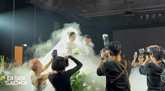 Trọn vẹn khoảnh khắc bố Chu Thanh Huyền trao con gái cho Quang Hải, chú rể cúi đầu: Con xin phép bố!-3