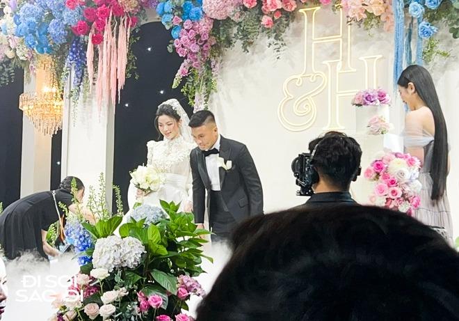 Trọn vẹn khoảnh khắc bố Chu Thanh Huyền trao con gái cho Quang Hải, chú rể cúi đầu: Con xin phép bố!-4