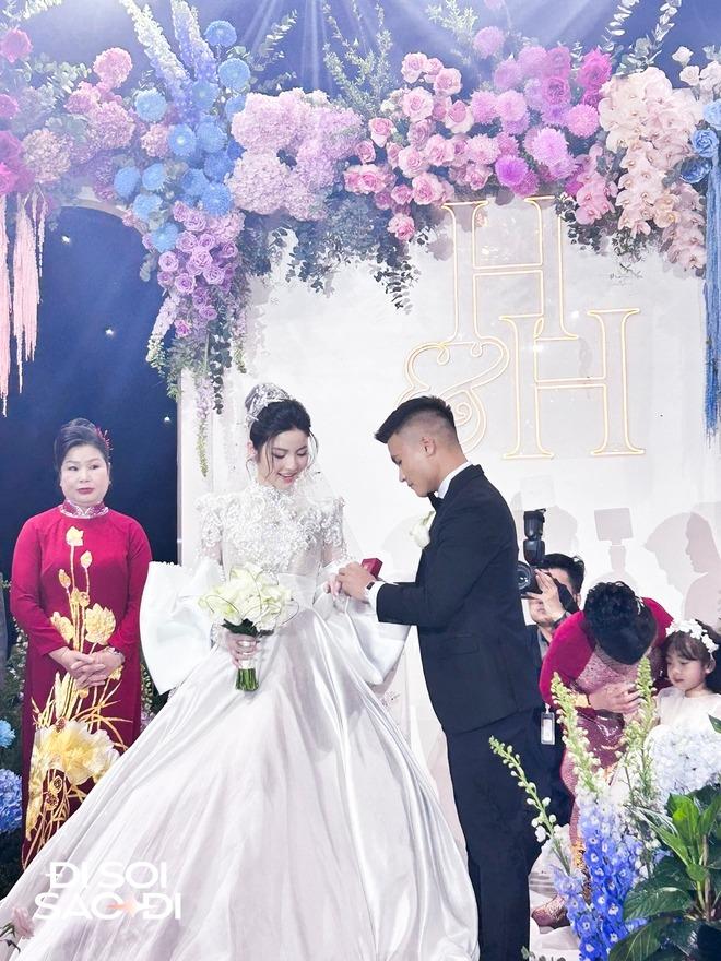 Trọn vẹn khoảnh khắc bố Chu Thanh Huyền trao con gái cho Quang Hải, chú rể cúi đầu: Con xin phép bố!-6