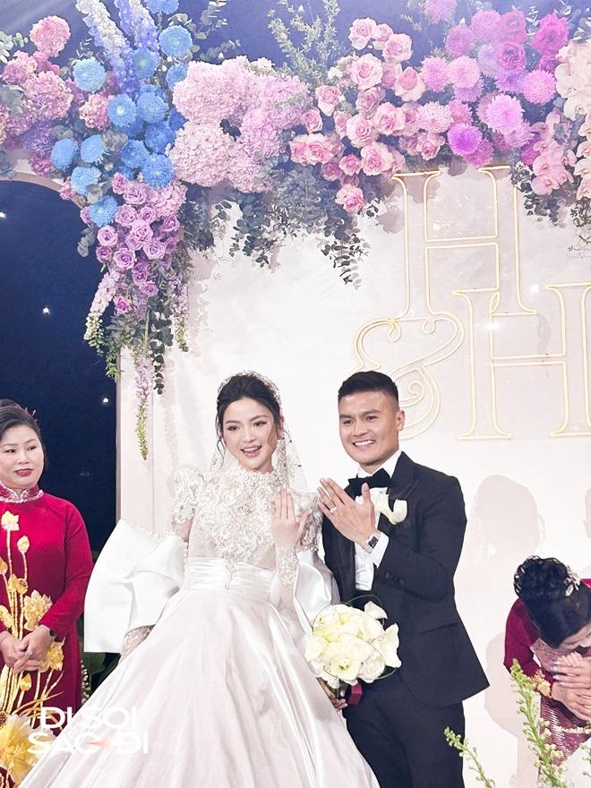 Trọn vẹn khoảnh khắc bố Chu Thanh Huyền trao con gái cho Quang Hải, chú rể cúi đầu: Con xin phép bố!-7