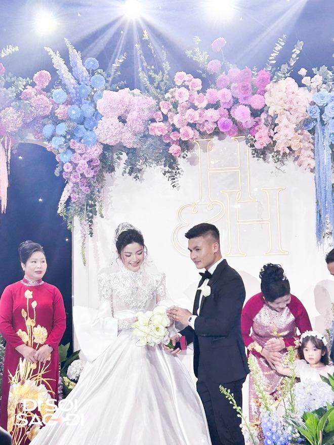 Trọn vẹn khoảnh khắc bố Chu Thanh Huyền trao con gái cho Quang Hải, chú rể cúi đầu: Con xin phép bố!-8