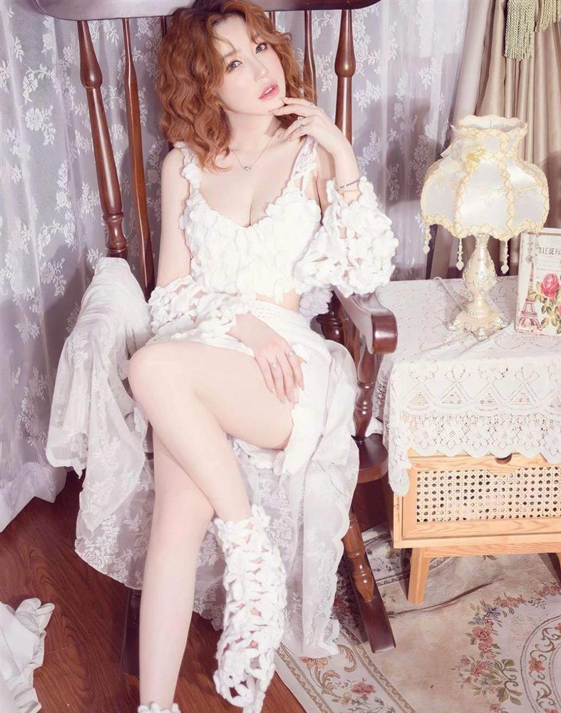 Elly Trần nhiều lần diện đồ mong manh, khoe body quyến rũ-2