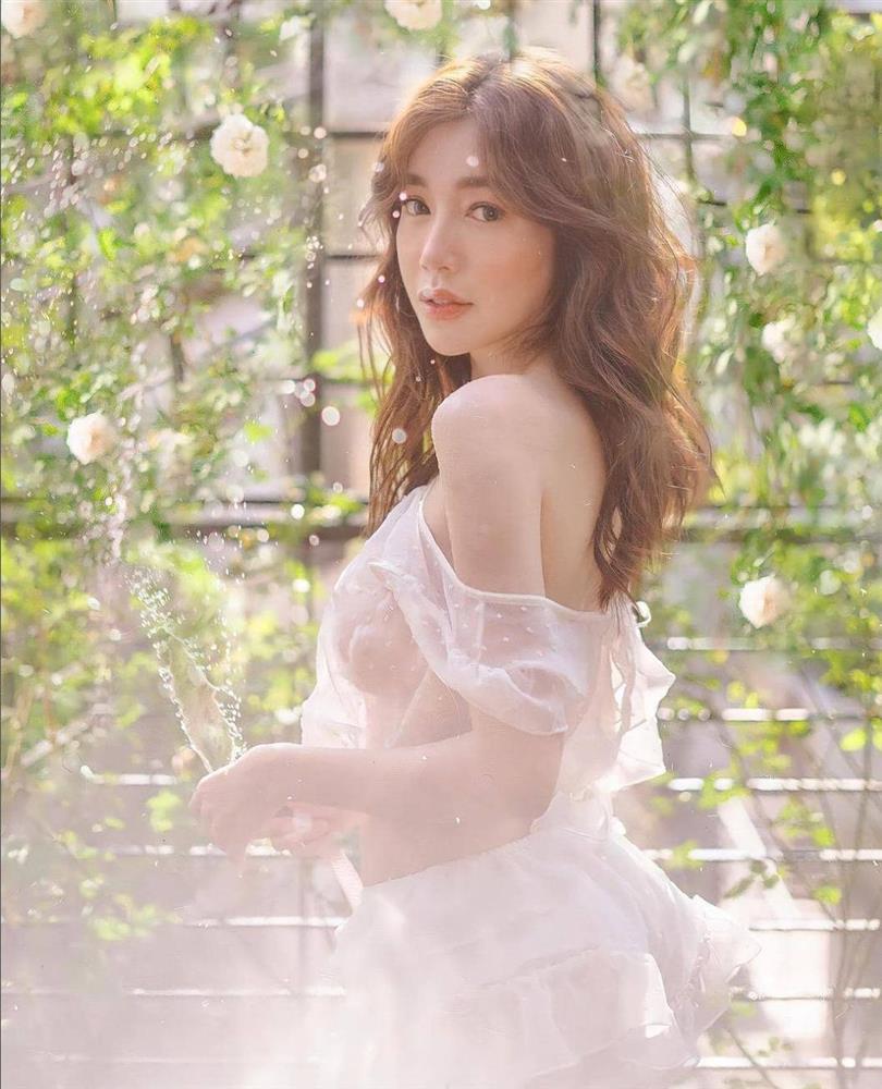 Elly Trần nhiều lần diện đồ mong manh, khoe body quyến rũ-3