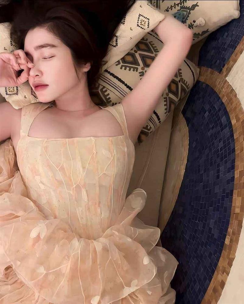 Elly Trần nhiều lần diện đồ mong manh, khoe body quyến rũ-5