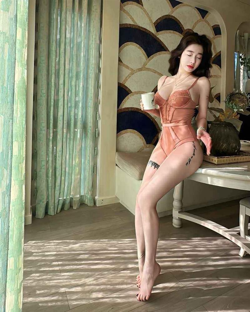 Elly Trần nhiều lần diện đồ mong manh, khoe body quyến rũ-6