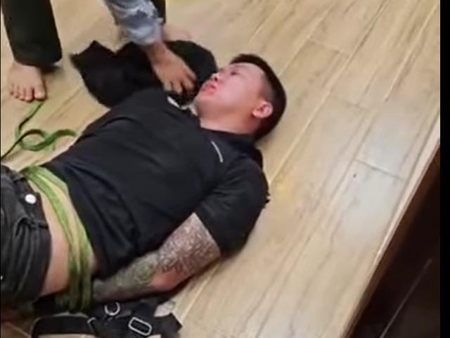 Kẻ gian nấp trong nhà tắm, chờ chủ nhà ngủ rồi lao vào bóp cổ-1