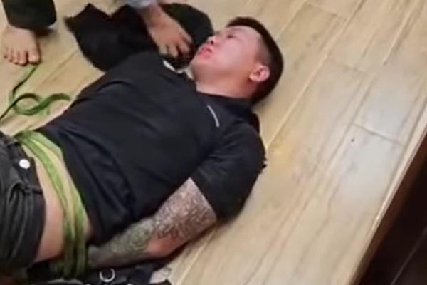 Bán hàng gia dụng tận nhà, cướp luôn nhẫn vàng của cụ bà 83 tuổi-2