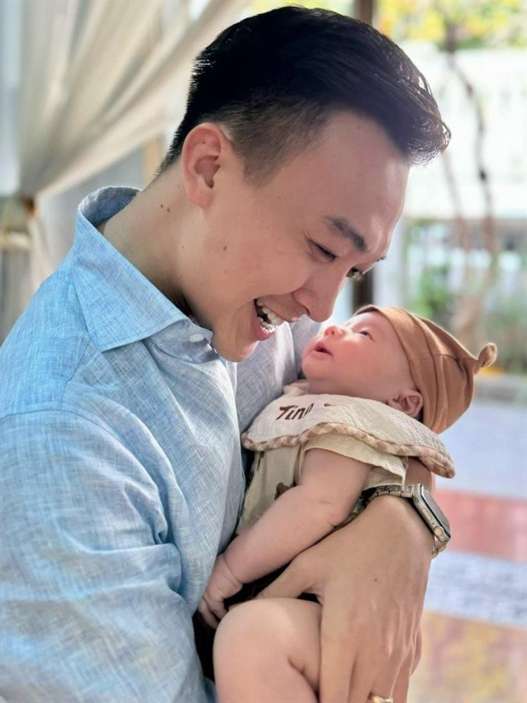 Lê Âu Ngân Anh khoe trình chăm con cực đỉnh của chồng BTV, con trai càng lớn càng bám bố-4