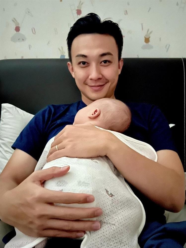 Lê Âu Ngân Anh khoe trình chăm con cực đỉnh của chồng BTV, con trai càng lớn càng bám bố-5