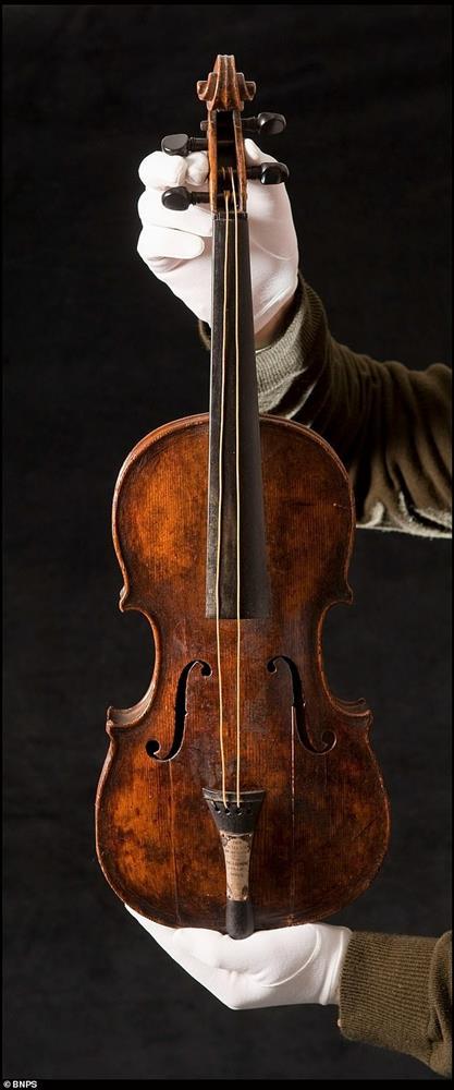 Đấu giá túi đựng vĩ cầm của nhạc công chơi đàn trong lúc tàu Titanic chìm-3