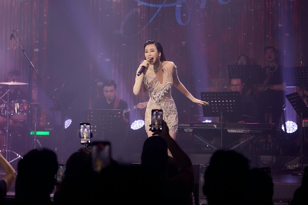 Thấy Hồ Quỳnh Hương đứng khóc trên sân khấu, chị ruột nhanh nhẹn xử lý-3